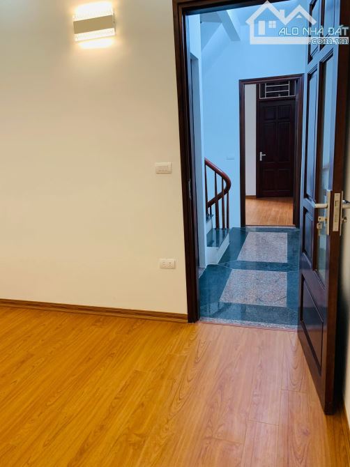 Nhà đẹp Ngõ 198 Kim Giang 30m ra Phố ngõ thoáng ba mặt góc, dân xây 38m2 sốt giá 10.6 tỷ