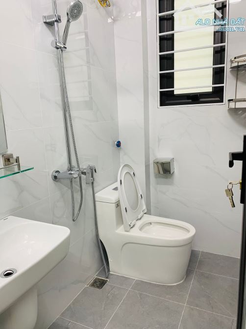 Nhà đẹp Ngõ 198 Kim Giang 30m ra Phố ngõ thoáng ba mặt góc, dân xây 38m2 sốt giá 10.6 tỷ