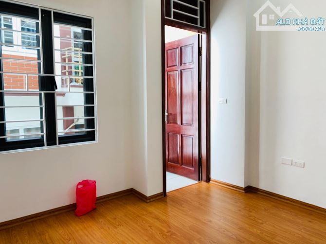 Nhà đẹp Ngõ 198 Kim Giang 30m ra Phố ngõ thoáng ba mặt góc, dân xây 38m2 sốt giá 10.6 tỷ