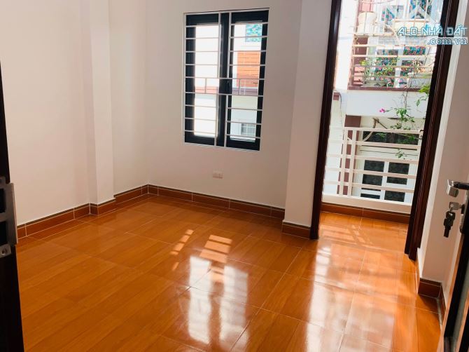 Nhà đẹp Ngõ 198 Kim Giang 30m ra Phố ngõ thoáng ba mặt góc, dân xây 38m2 sốt giá 10.6 tỷ