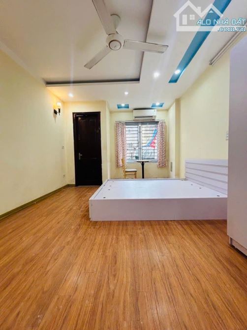 Lõi Đống Đa, nhà 5T thiết kế hiện đại, DT35m, nở hậu, giá 8.6 tỷ, có sân rộng, sổ cất két