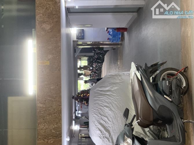 Toà Văn Phòng Nguyễn Xiển, 200m, 10 tầng, dòng tiền 4 tỷ/năm, ô tô tránh, giá chỉ 55 tỷ