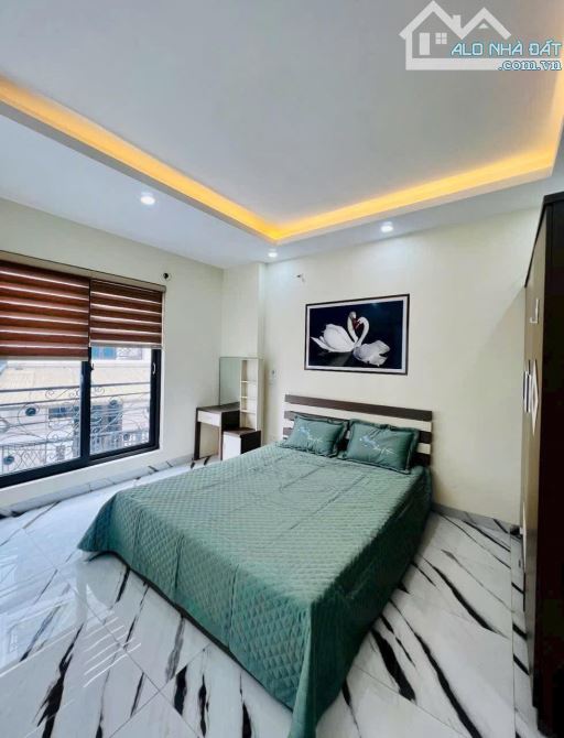 Bán gấp nhà phố Định Công, 35m2, xây 5 tầng, 3PN, cách mặt phố 10m, giá 6,9 tỷ.