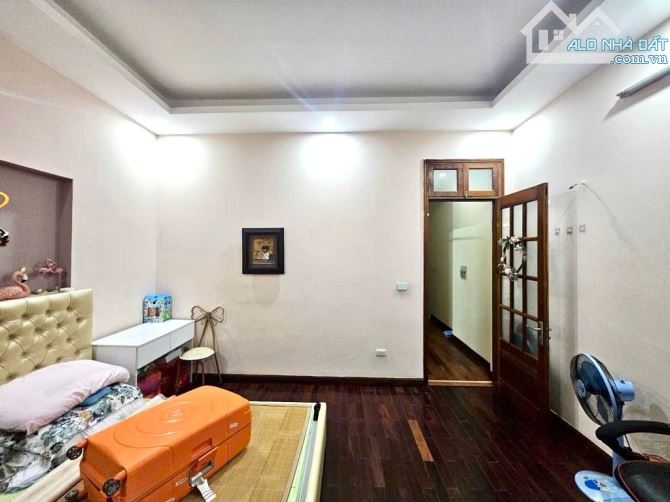 BÁN NHÀ TT CẦU GIẤY KHU PHÂN LÔ DT 50 M 5 TẦNG CHỈ 20 TỶ OTO ĐỖ CỬA SỔ VUÔNG ĐẸP KD ĐC