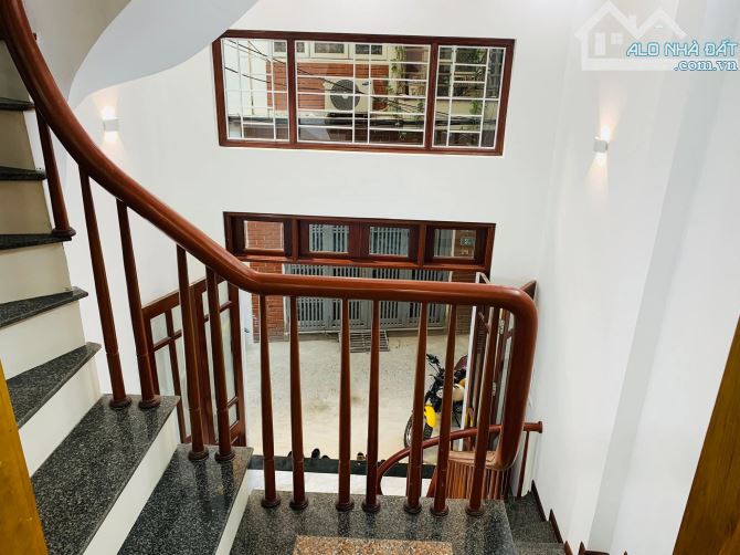 Nhà đẹp Ngõ 198 Kim Giang 30m ra Phố ngõ thoáng ba mặt góc, dân xây 38m2 sốt giá 10.6 tỷ