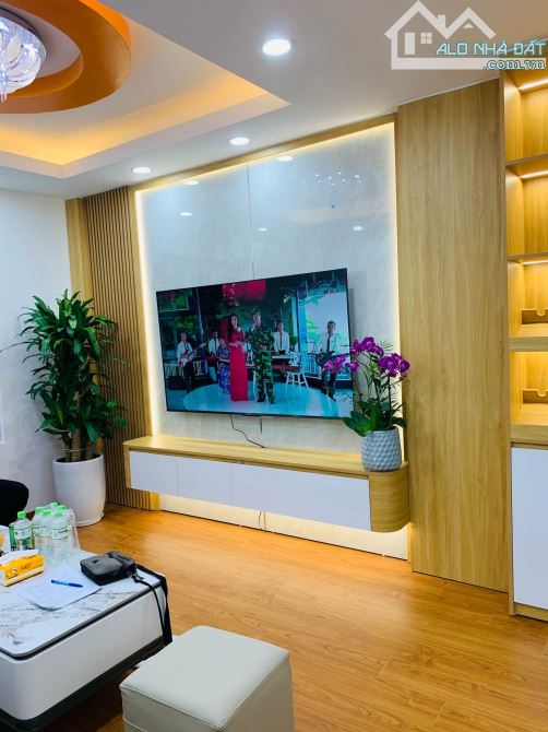 Nhà đẹp Ngõ 198 Kim Giang 30m ra Phố ngõ thoáng ba mặt góc, dân xây 38m2 sốt giá 10.6 tỷ