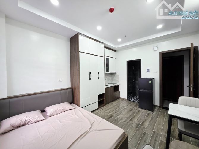 Bán Tòa CHDV Phố Nguyễn Khang 180m2 8 tầng 35 phòng Ô Tô Kinh Doanh dòng tiền 2.4 tỷ/năm