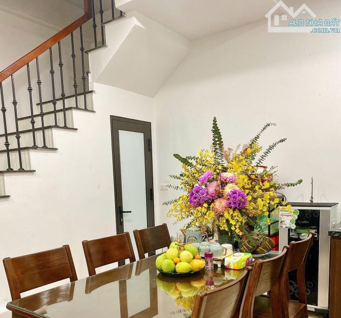 Bán nhà Phố Dương Văn Bé, Minh Khai, 43m2 x 5 tầng ô tô giá: 9,45 tỷ( ctl)