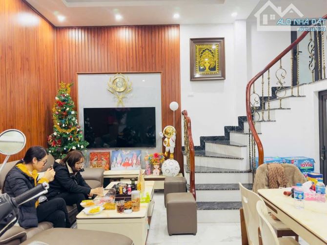 BÁN NHÀ GIÁP BÁT - KIM ĐỒNG- NGÕ THÔNG CÁCH Ô TÔ 30M- NỘI THẤT XỊN - MẶT TIỀN SIÊU R