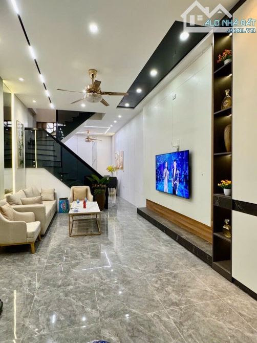 HOÀNG VĂN THÁI 42mx 5tầng -OTO-NGÕ THÔNG -NHỈNH 14TỶ CÓ TL