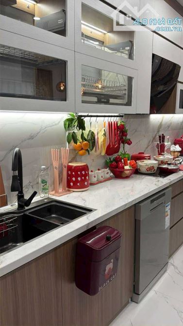 NÓNG NHẤT KHU BÁCH - KINH - XÂY - BÁN NHÀ LÊ THANH NGHỊ - SÁT PHỐ - 5 TẦNG THANG MÁ