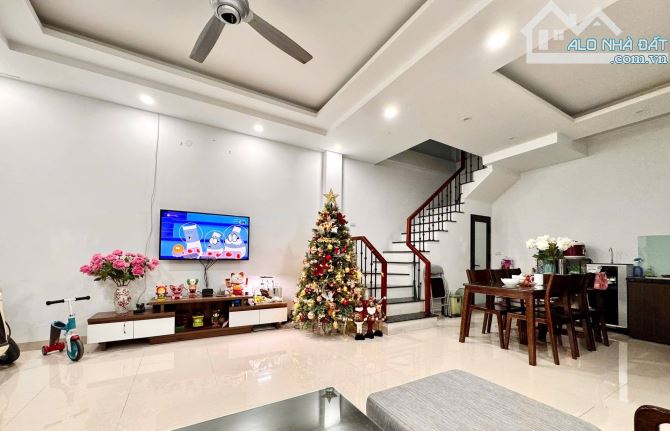 Bán nhà Phố Dương Văn Bé, Minh Khai, 43m2 x 5 tầng ô tô giá: 9,45 tỷ( ctl)