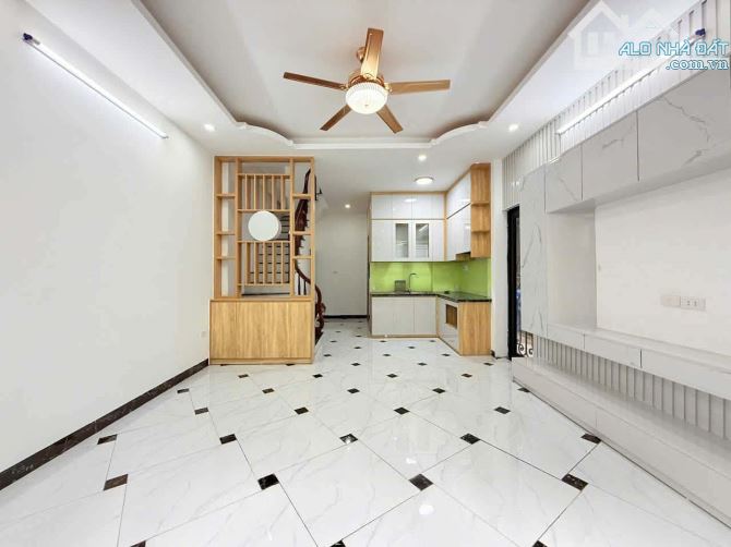 Bán nhà Thúy Lĩnh 40m2, 5 tầng Thang máy, Ô tô đỗ cửa, Lô góc thoáng, 6.8 tỷ