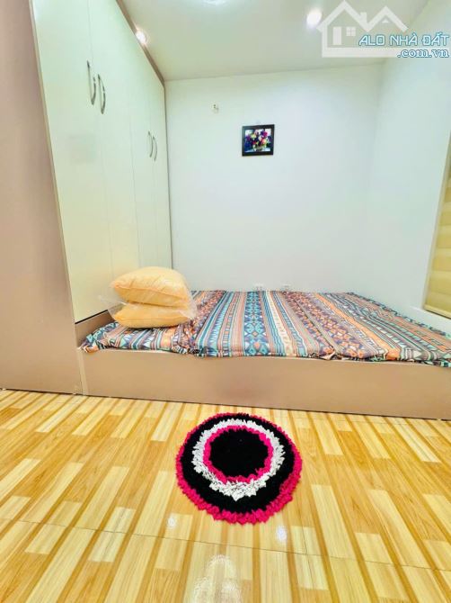 Bán gấp nhà đầu ngõ 147 phố Tân Mai, 15m2, 3 tầng, 2 phòng ngủ, ngõ ô tô, cách MP 10m.