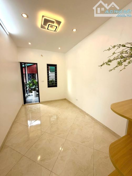 Bán nhà 4 tầng mặt phố Lê Đại Hành,mặt sau là ngõ cực thoáng ,sổ đẹp phân lô giá 22ty