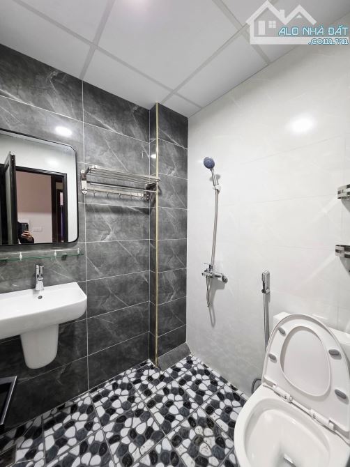 Bán Tòa CHDV Phố Nguyễn Khang 180m2 8 tầng 35 phòng Ô Tô Kinh Doanh dòng tiền 2.4 tỷ/năm