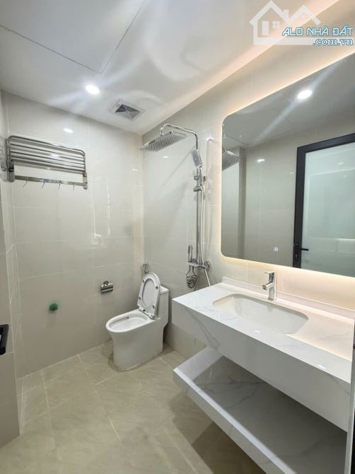 Bán Nhà Hoàng Cầu Đống Đa 40m2, 5T Thang Máy, Nhà cách ô tô 10m.