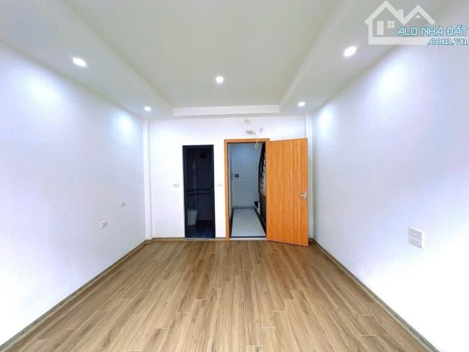 Hot! Bán Nhà Phạm Văn Đồng, Cầu Giấy-Gần Phố,Ô tô-Ngõ Thông-38 M2-6Tầng Thang Máy-11.8 Tỷ