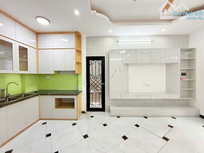 Bán nhà Thúy Lĩnh 40m2, 5 tầng Thang máy, Ô tô đỗ cửa, Lô góc thoáng, 6.8 tỷ