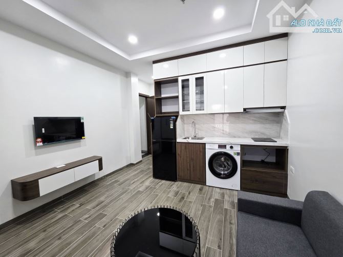 Bán Tòa CHDV Phố Nguyễn Khang 180m2 8 tầng 35 phòng Ô Tô Kinh Doanh dòng tiền 2.4 tỷ/năm