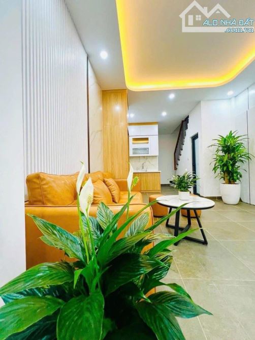 Hot! Bán Nhà Phạm Văn Đồng, Cầu Giấy-Gần Phố,Ô tô-Ngõ Thông-38 M2-6Tầng Thang Máy-11.8 Tỷ