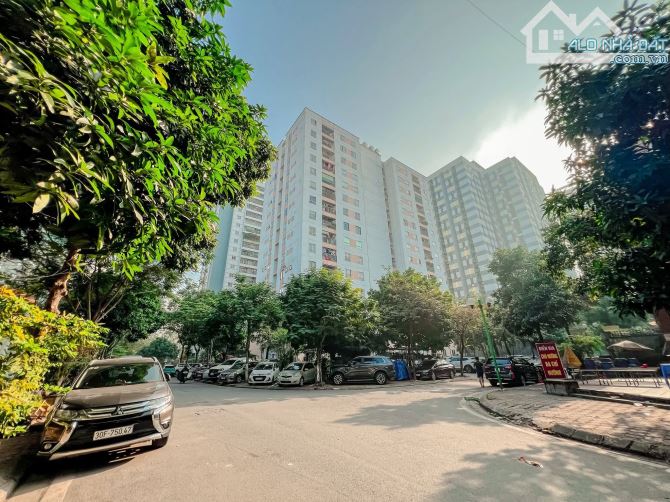 BÁN NHÀ BIỆT THỰ SONG LẬP TÂY NAM LINH ĐÀM – Ô TÔ TRÁNH – VỈA HÈ RỘNG