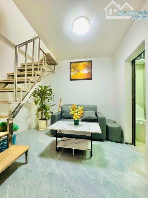 Bán gấp nhà đầu ngõ 147 phố Tân Mai, 15m2, 3 tầng, 2 phòng ngủ, ngõ ô tô, cách MP 10m.