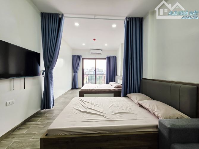 Bán Tòa CHDV Phố Nguyễn Khang 180m2 8 tầng 35 phòng Ô Tô Kinh Doanh dòng tiền 2.4 tỷ/năm