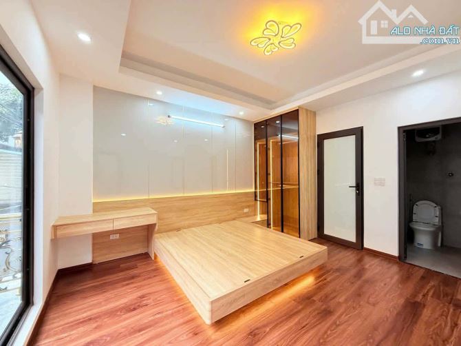 Bán nhà Thúy Lĩnh 40m2, 5 tầng Thang máy, Ô tô đỗ cửa, Lô góc thoáng, 6.8 tỷ