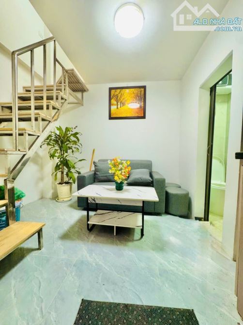 Bán gấp nhà đầu ngõ 147 phố Tân Mai, 15m2, 3 tầng, 2 phòng ngủ, ngõ ô tô, cách MP 10m.