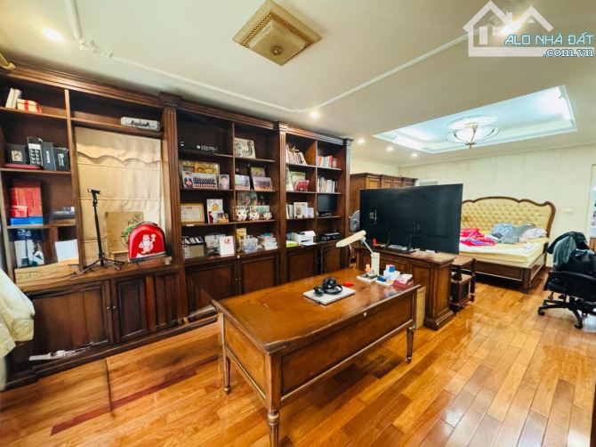 Cần bán gấp căn nhà hổ khẩu tây hồ gần thung lũng hoa , gần công viên nước tây hồ