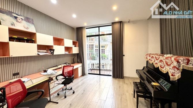 Nhỉnh 11tỷ -Nguyễn_Đình_Hoàn - 40m², mặt tiền lớn, ôtô vào nhà . Nhà 5tầng dân xây