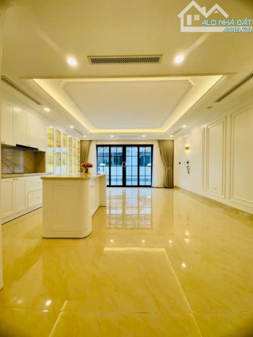 Toà 7 tầng thang máy nội thất xịn xò oto tránh vào, 10 ra Phố Tam Trinh, 80m2. Giá 29.5 tỷ