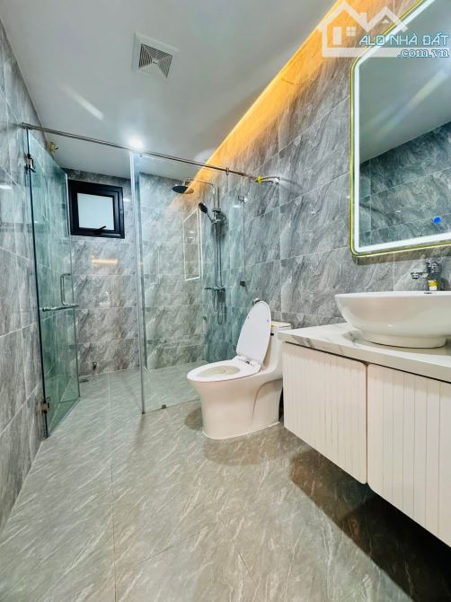 Toà 7 tầng thang máy nội thất xịn xò oto tránh vào, 10 ra Phố Tam Trinh, 80m2. Giá 29.5 tỷ