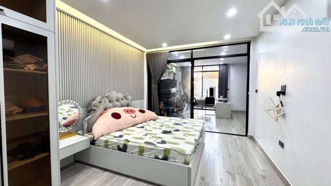 Nhỉnh 11tỷ -Nguyễn_Đình_Hoàn - 40m², mặt tiền lớn, ôtô vào nhà . Nhà 5tầng dân xây