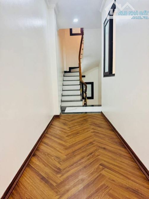 Toà 7 tầng thang máy nội thất xịn xò oto tránh vào, 10 ra Phố Tam Trinh, 80m2. Giá 29.5 tỷ