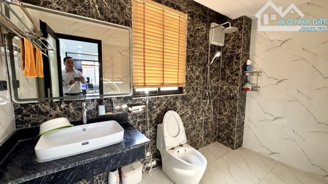 Nhỉnh 11tỷ -Nguyễn_Đình_Hoàn - 40m², mặt tiền lớn, ôtô vào nhà . Nhà 5tầng dân xây