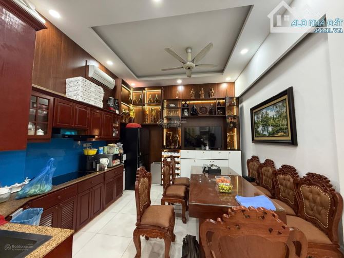 Bán nhà Nguyễn Khánh Toàn, Cầu Giấy, Ô Tô tránh, Mặt tiền rộng, 96m2, 40 tỷ