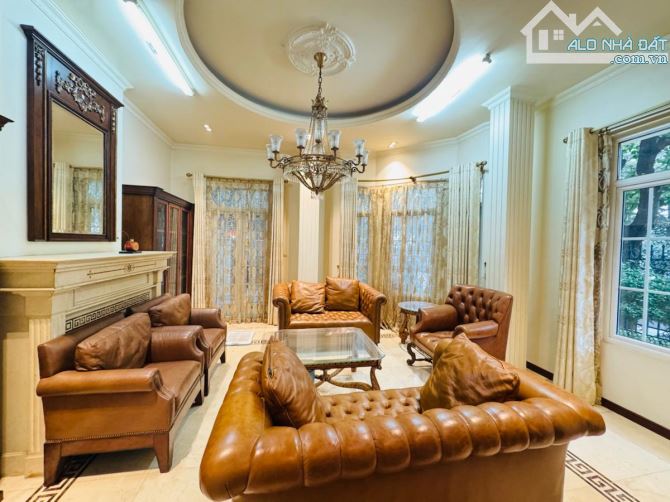 Cần bán gấp căn nhà hổ khẩu tây hồ gần thung lũng hoa , gần công viên nước tây hồ