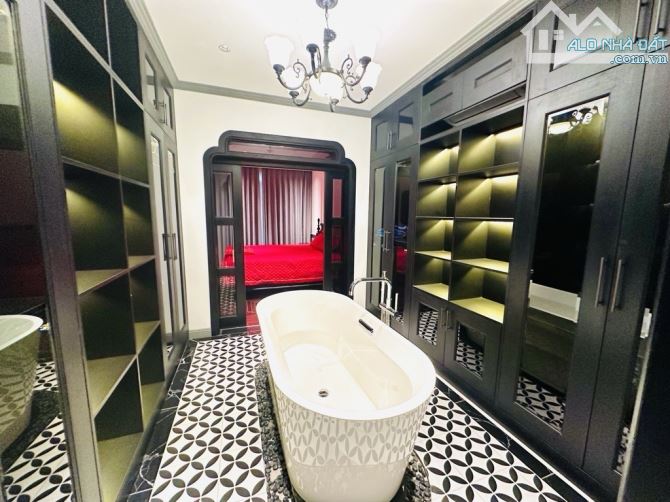 PHÂN LÔ GIẢI PHÓNG, Ô TÔ VÀO NHÀ, Ở SƯỚNG