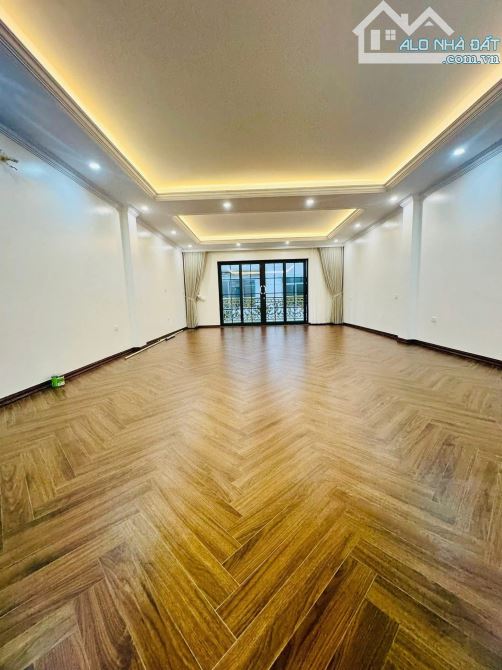 Toà 7 tầng thang máy nội thất xịn xò oto tránh vào, 10 ra Phố Tam Trinh, 80m2. Giá 29.5 tỷ