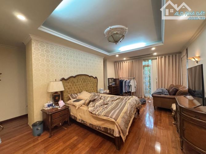 Cần bán gấp căn nhà hổ khẩu tây hồ gần thung lũng hoa , gần công viên nước tây hồ