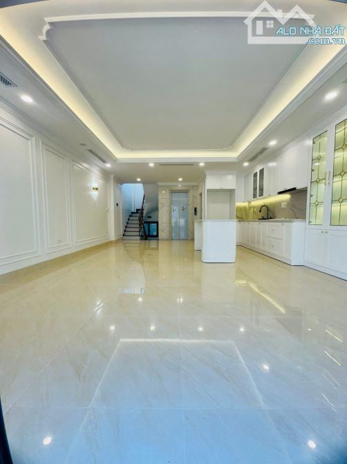 Toà 7 tầng thang máy nội thất xịn xò oto tránh vào, 10 ra Phố Tam Trinh, 80m2. Giá 29.5 tỷ