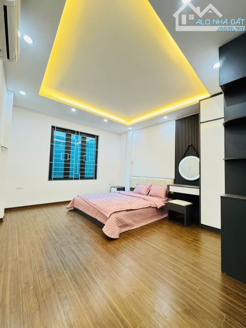 Nhỉnh 7 tỷ nhà 5 tầng mới gần mặt đường Hoàng Mai gần ủy ban phường, KĐT Đền Lừ