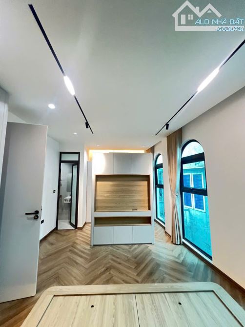 Bán nhà riêng phân lô Trần Quốc Hoàn, Cầu Giấy – 40m², 5 tầng, ô tô, kd, 2 thoáng, 19tỷ