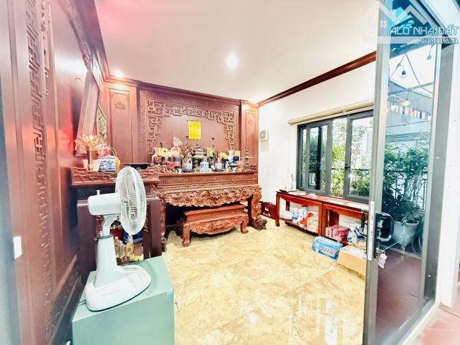 Bán nhà phố Hàng Bông 305m2 mặt tiền 9m xây 14 tầng hơn 100 tỷ