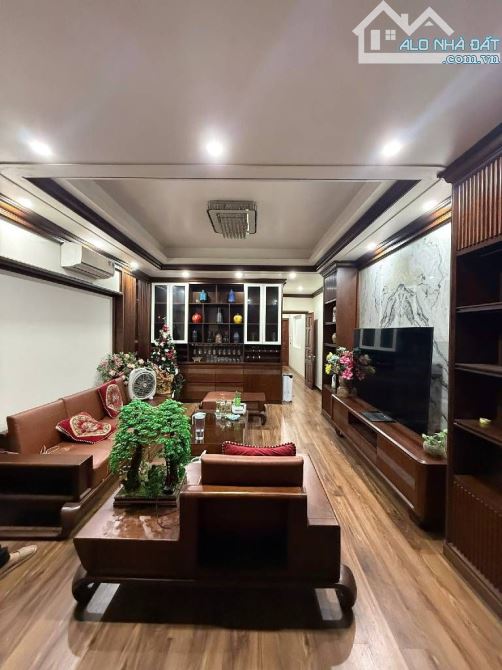 Nhà Đẹp Hoàng Quốc Việt, Phân Lô, vỉa hè rộng, 3 ô tô tránh, kinh doanh, thang máy