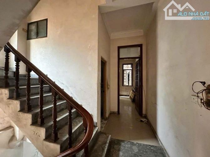 Bán nhà Gần Đại học Y Hà Nội. DT45m2, mặt tiền 4m, 3 mặt thoáng, chỉ nhỉnh 10 tỷ