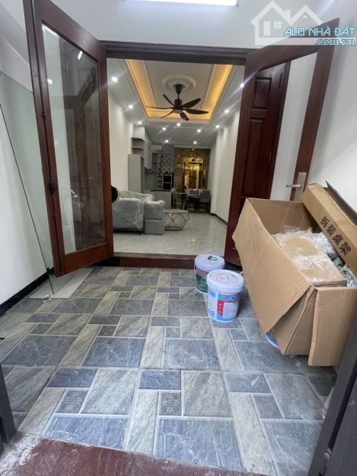 Hàng hiếm Hoàng Mai, 6.85 TỶ - 35m - 5 tầng - thang máy, mặt ngõ thông, 80m ô tô