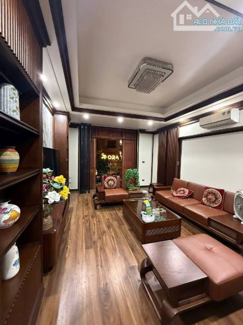 Nhà Đẹp Hoàng Quốc Việt, Phân Lô, vỉa hè rộng, 3 ô tô tránh, kinh doanh, thang máy